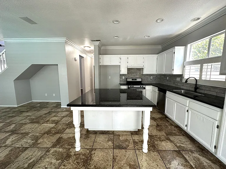 43435 Tylman St — Photo 11