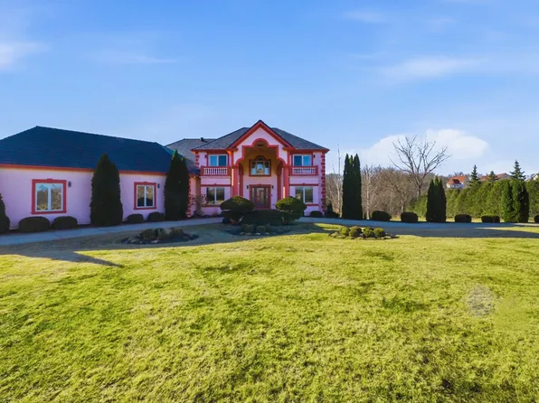 9 Falcon Lakes Dr, South Barrington, IL 60010