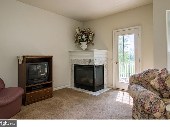 3rd image of 37 Glennwood Dr