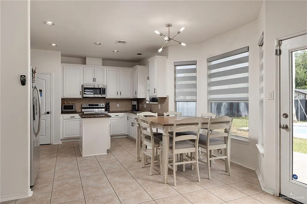 4 bed, 3.0 bath, 2754 sqft, $2,950 — Photo 3