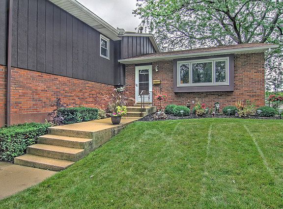 2nd image of 16437 Woodlawn West Ave