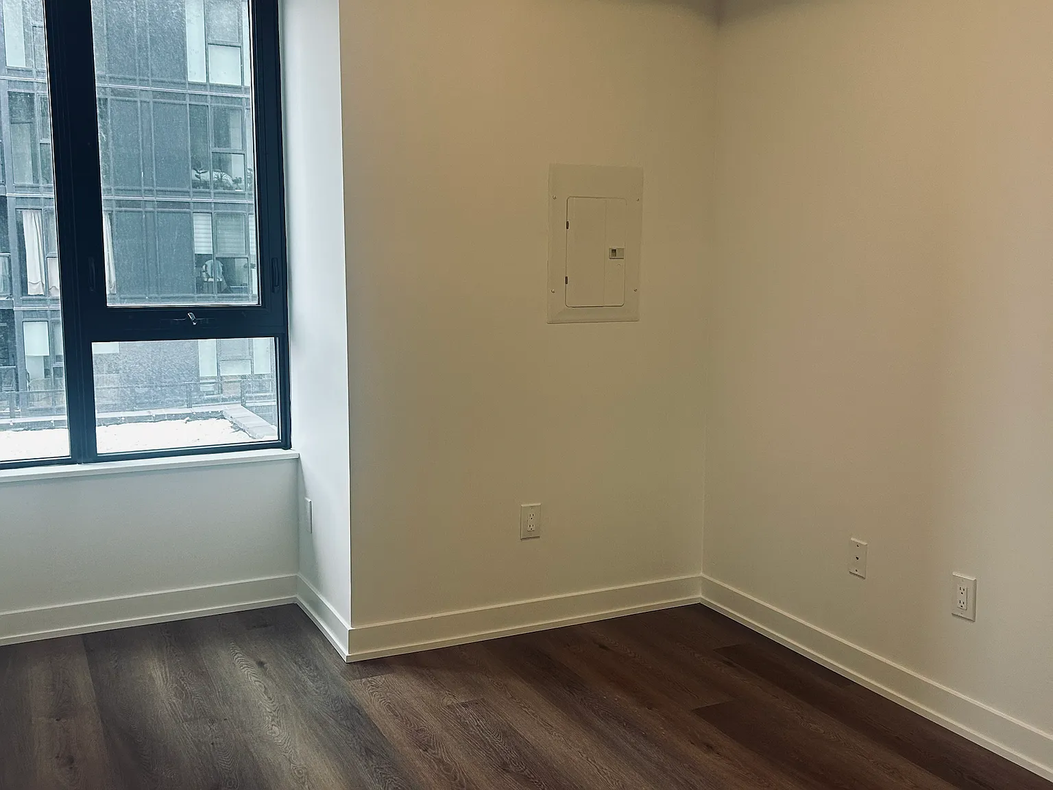 2075 Lakeshore Road Burlington — Photo 3