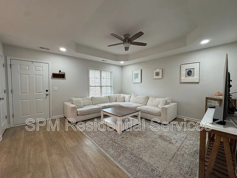3 bed, 2.0 bath, 1210 sqft, $2,200 — Photo 3