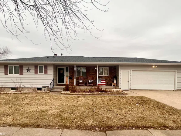 1202 Country Meadows Dr, Waverly, IA 50677
