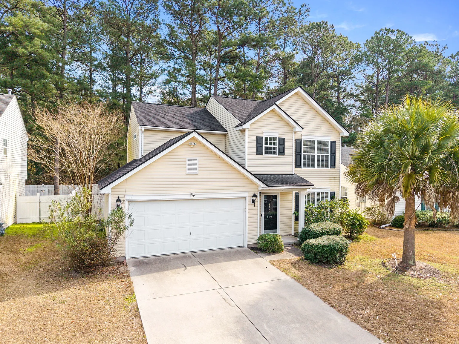 3 bed, 2.5 bath, 1715 sqft, $2,400 — Photo 2