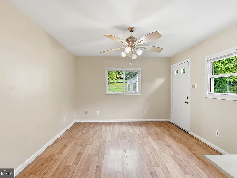 8402 Sleepy Hollow Rd — Photo 11