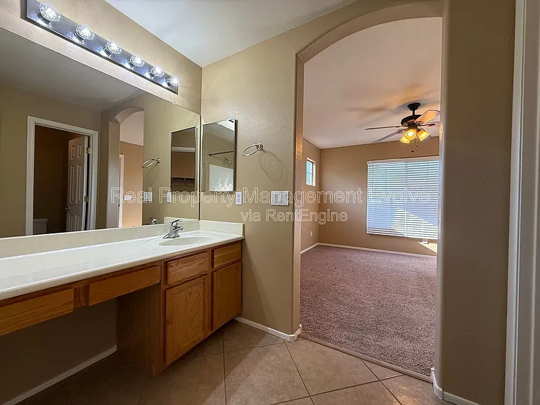 914 E Christine Pl — Photo 21