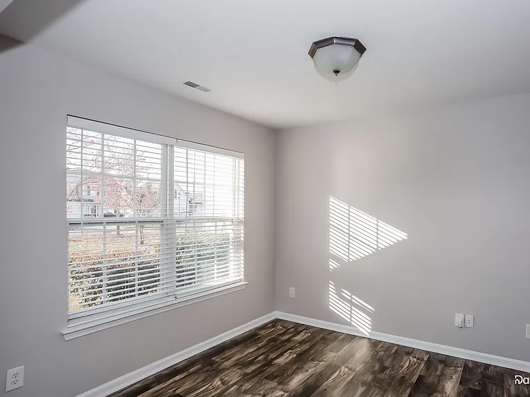 338 Courtland Ct — Photo 6