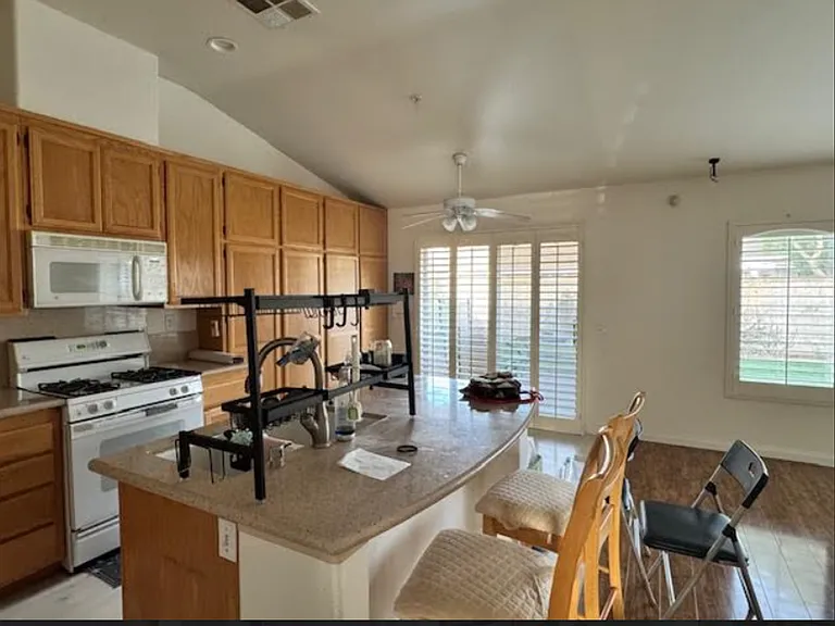 652 Teresa St — Photo 7