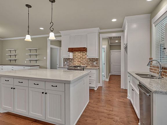 4th image of 9585 Lancaster Dr