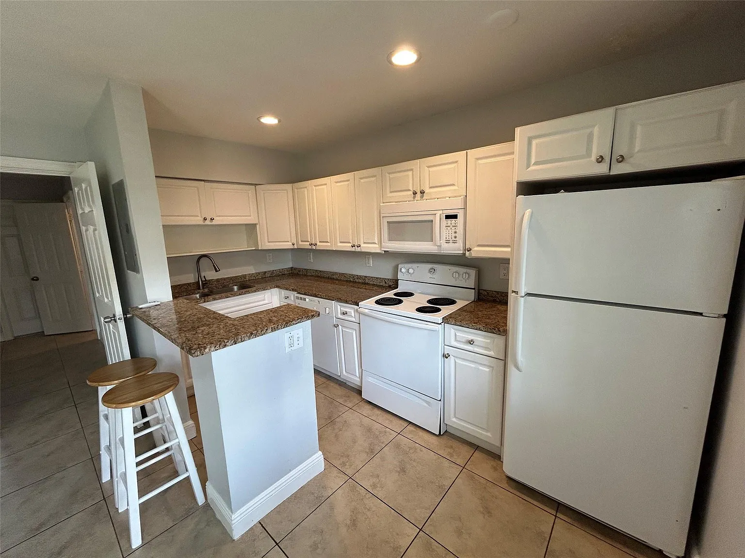 1 bed, 1.0 bath, 5276 sqft, $1,600 — Photo 2