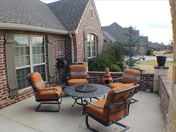 Front Patio Outdoor Living space