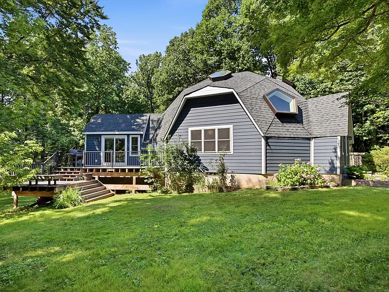 26 Pebble Dr — Photo 2