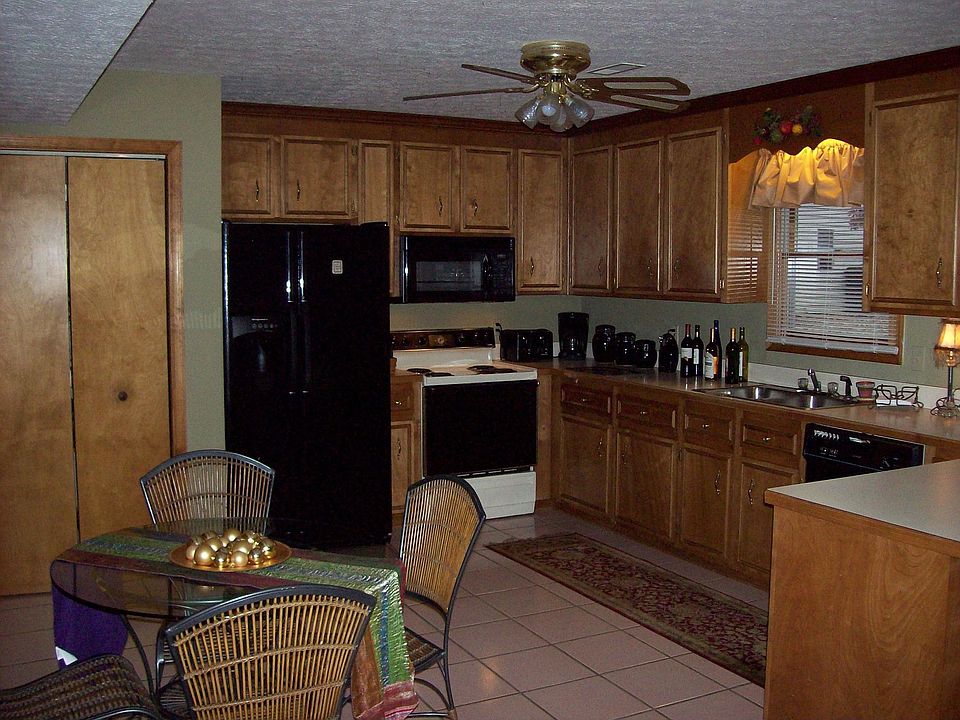Spacious Eat In Kitchen