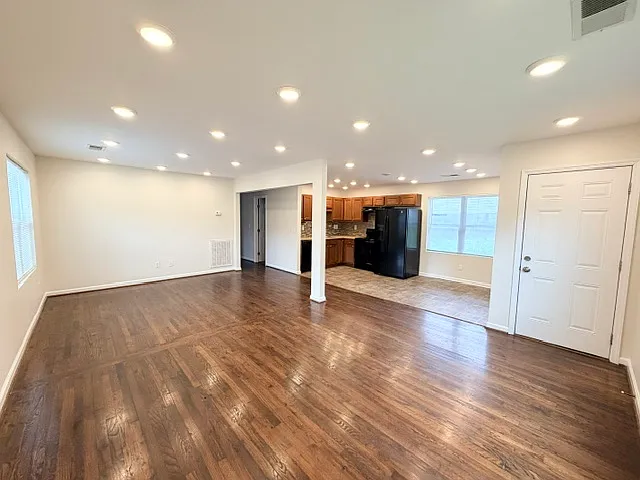 3 bed, 1360 sqft, $1,200 — Photo 2