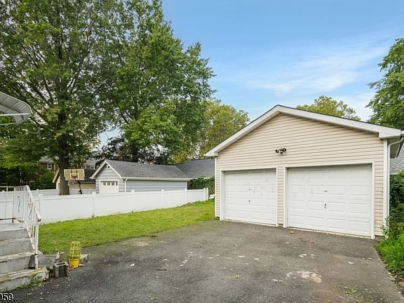 5th image of 19 Meadowbrook Pl