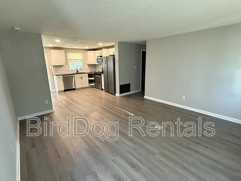 3 bed, 1.0 bath, 1700 sqft, $1,600 — Photo 3