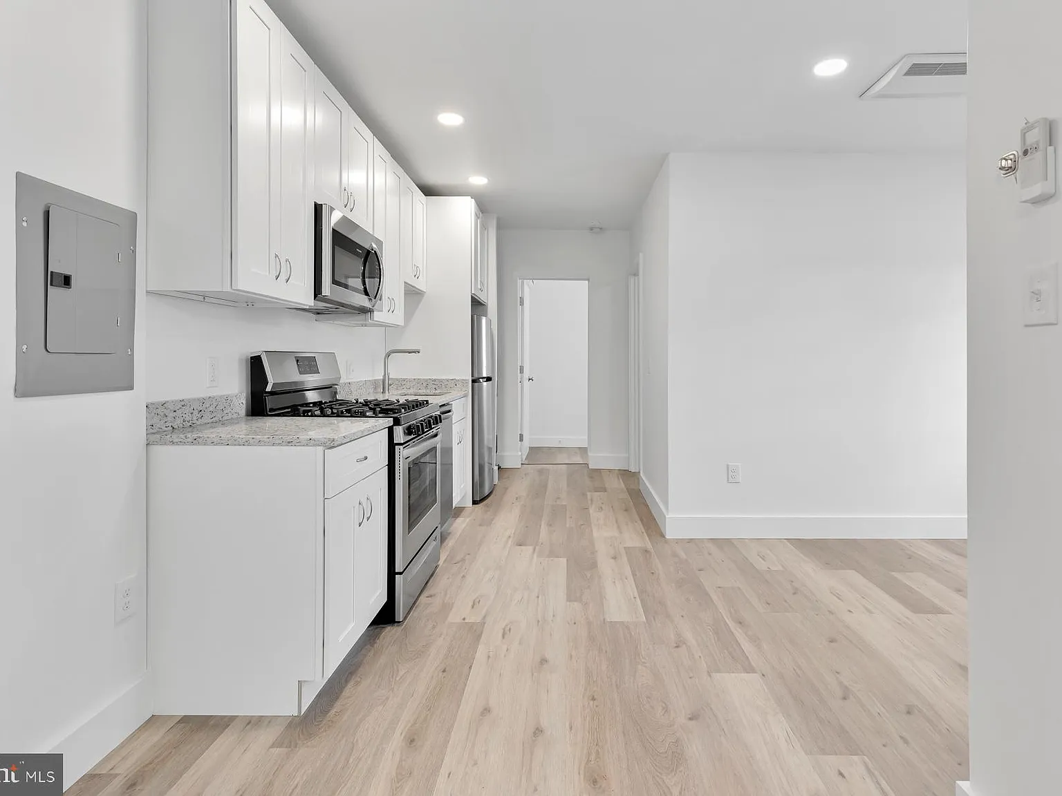 3 bed, 701 sqft, $3,800 — Photo 4