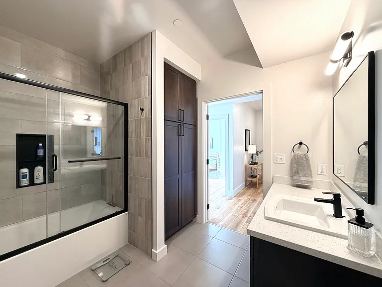 138 E — Photo 9