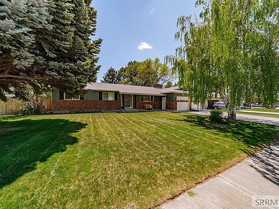 3rd image of 2320 Eastview Dr