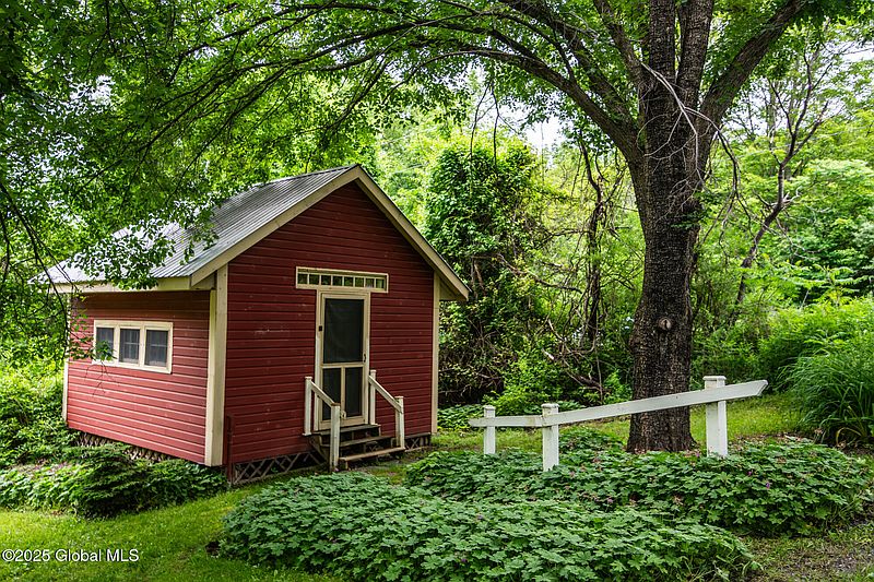 4th image of 1121 Lundy Road