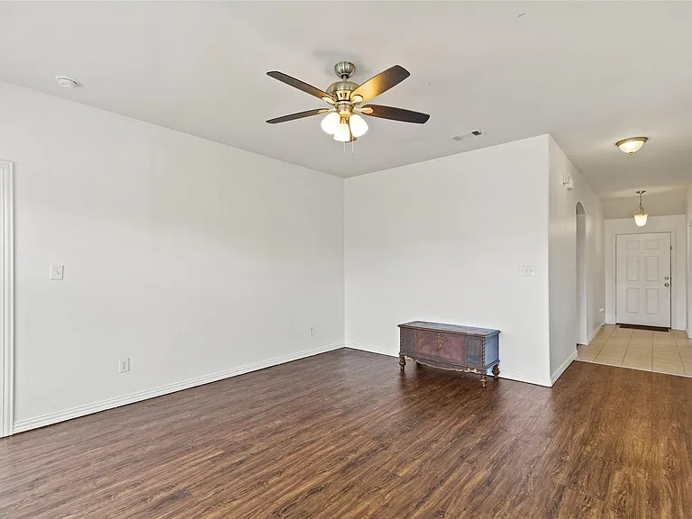 325 Crosscreek Dr — Photo 8