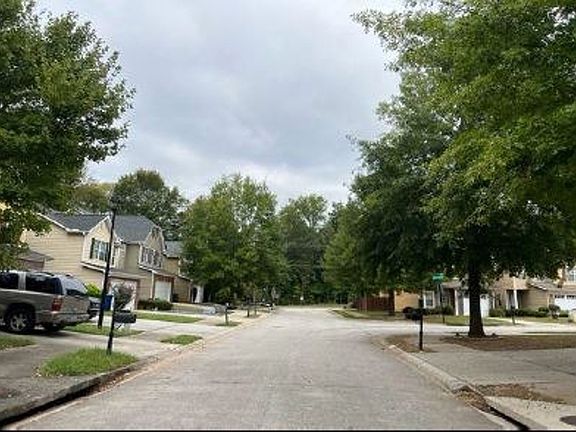 Exterior Neighborhood (street photo)