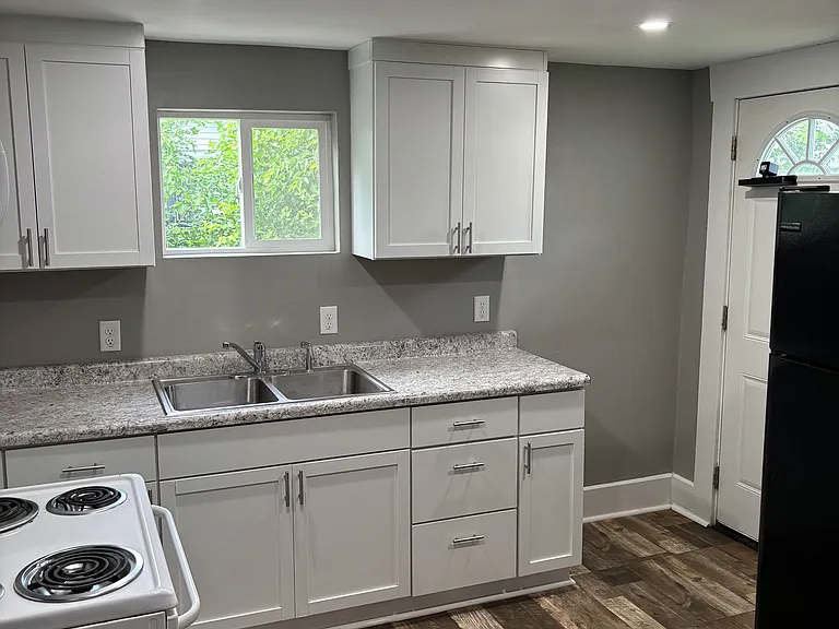 437 Leeds Ave — Photo 14