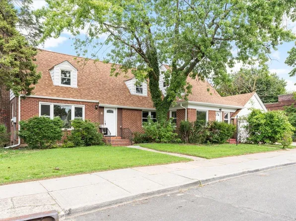 6 Central Ct, Valley Stream, NY 11580