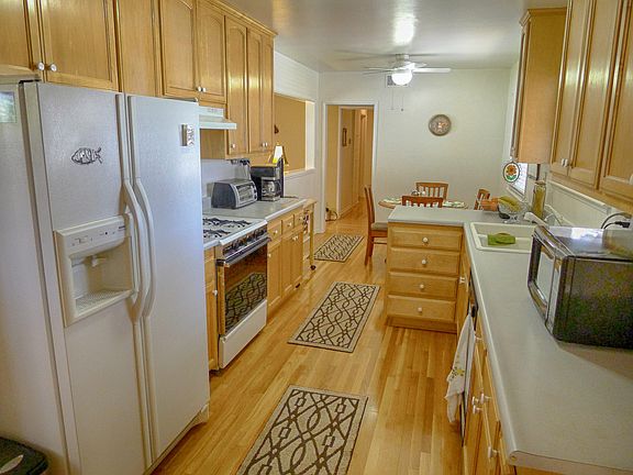 5th image of 22611 Vose St