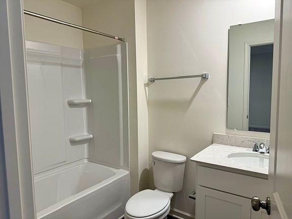 5th image of 702 Richard Rd #1