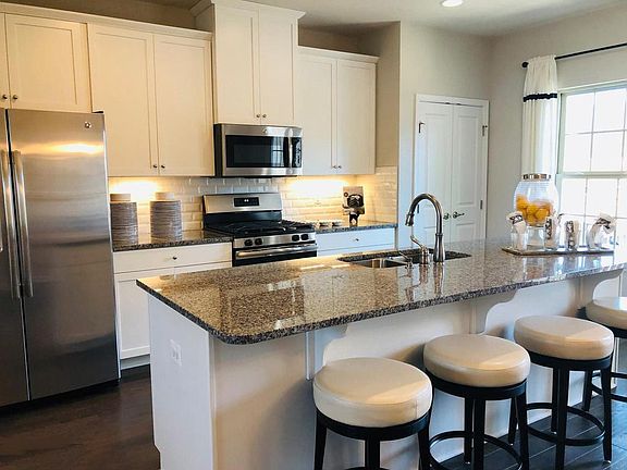 Spacious & light-filled chef's kitchen