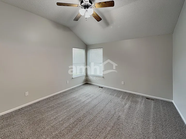 643 E Apache St — Photo 10