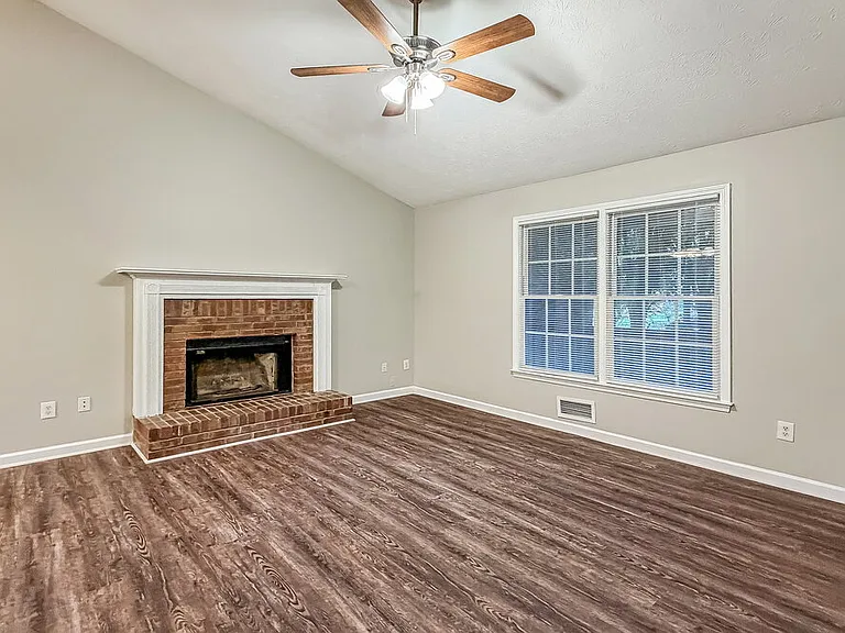 140 Loxley Ct — Photo 6