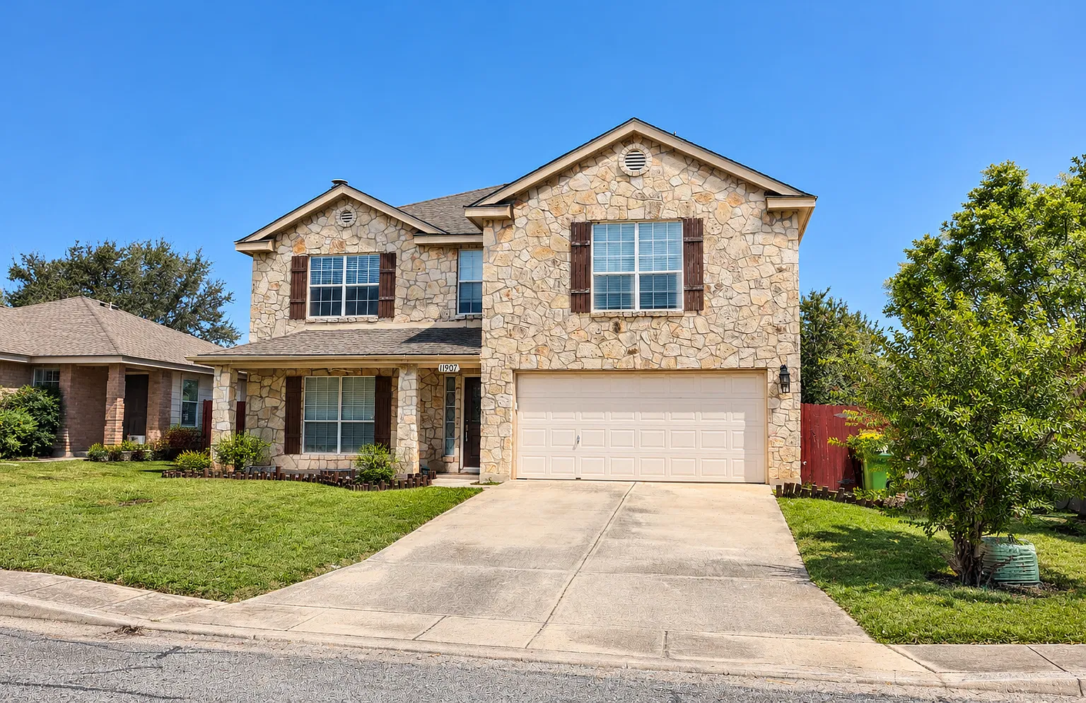 3 bed, 2.5 bath, 2424 sqft, $2,300 — Photo 1