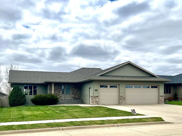 2359 6th St W, Dickinson, ND 58601
