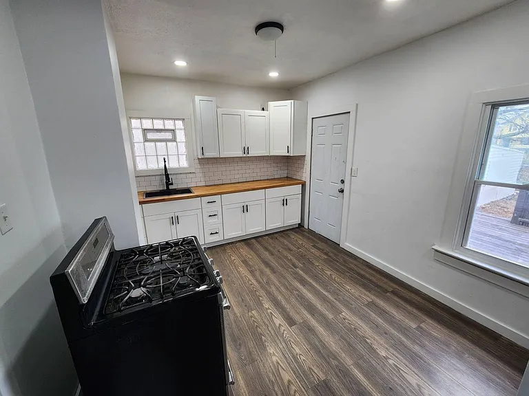 13900 Potomac Ave — Photo 11