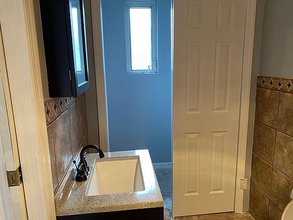 3rd image of 2-81 Beechwood Pl APT 2