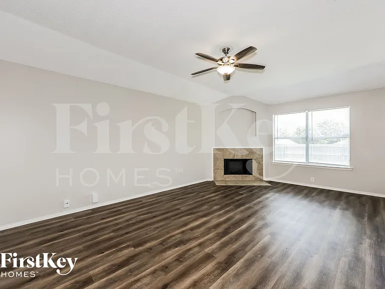 1600 Shady Shores Dr — Photo 2