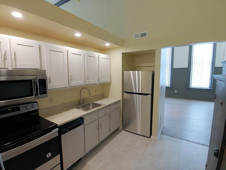 Kitchen / entry