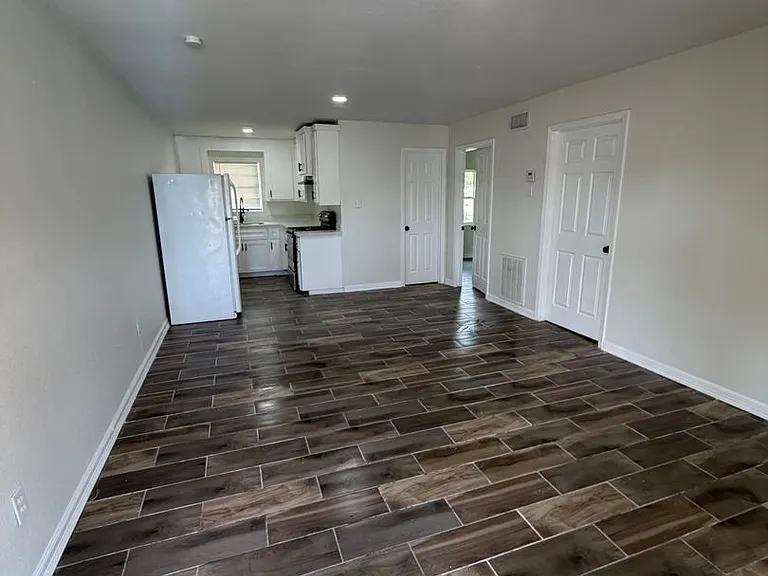 155 N Iowa Ave — Photo 12