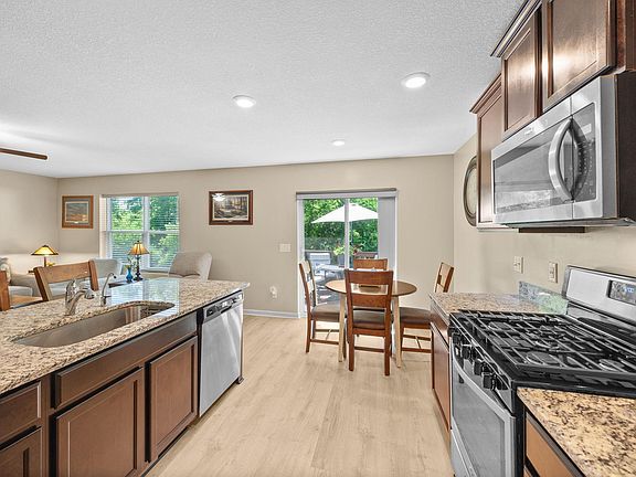 3rd image of 1042 White Tail Ln