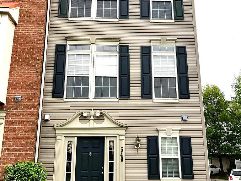 549 Eisenhower Dr — Photo 1