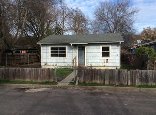 906 SW Isham St, Grants Pass, OR 97526