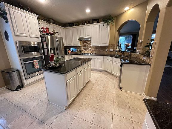 Spacious Kitchen with Island