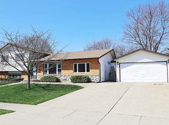 3rd image of 246 Fleetwood Ln