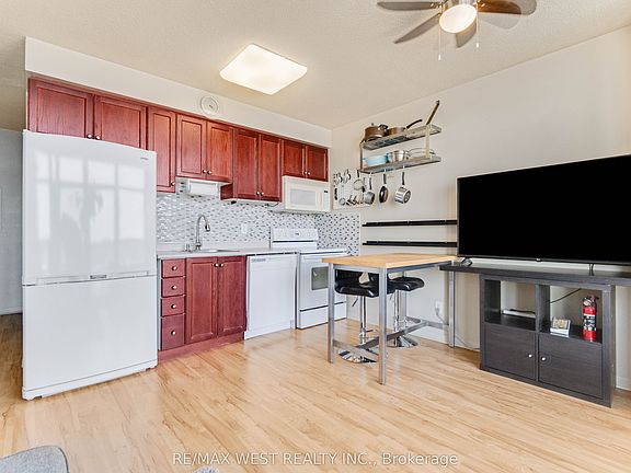 4th image of 2464 Weston Rd #1002