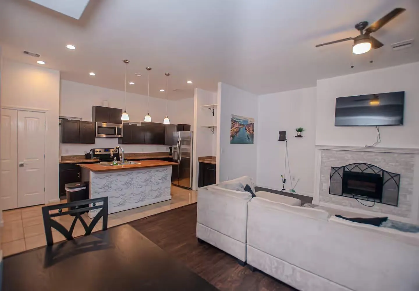 3 bed, 3.5 bath, 1846 sqft, $2,700 — Photo 2