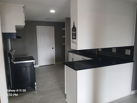 2nd image of 445 Glenoak Dr