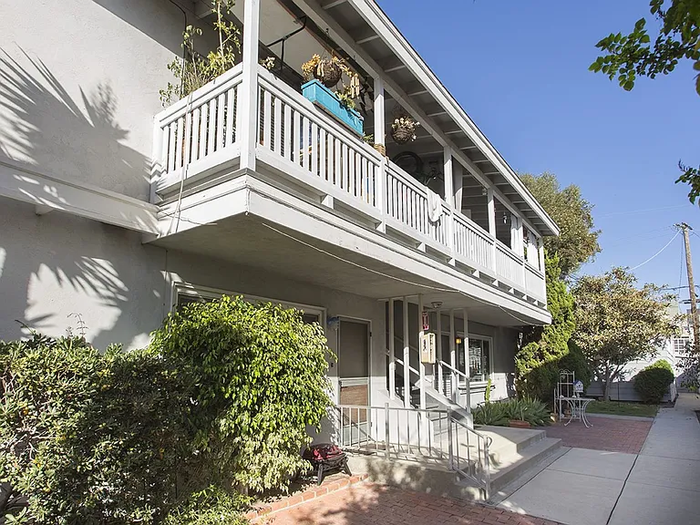 La Jolla / Village Area - Upstairs One Bedroom in the Village! — Photo 2